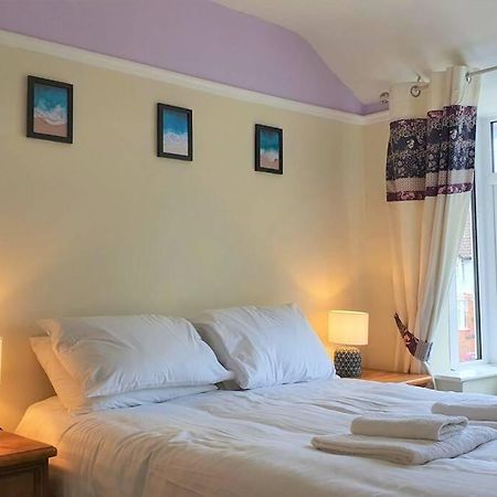 5 Bed, 2 Bath Home + Terrace, Garden & Parking Swindon Exteriér fotografie