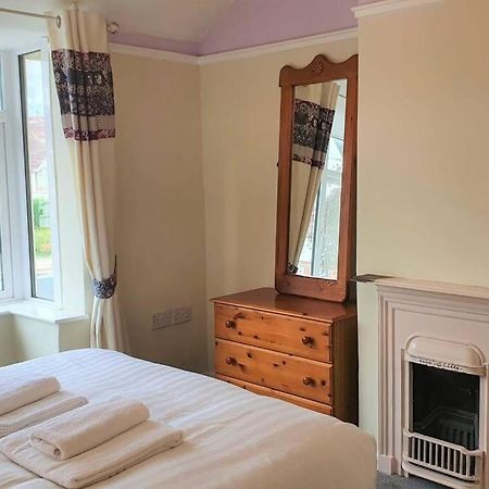 5 Bed, 2 Bath Home + Terrace, Garden & Parking Swindon Exteriér fotografie