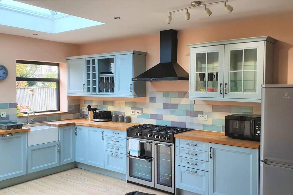 5 Bed, 2 Bath Home + Terrace, Garden & Parking Swindon Exteriér fotografie