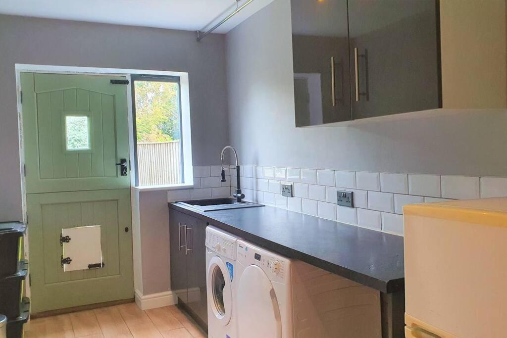 5 Bed, 2 Bath Home + Terrace, Garden & Parking Swindon Exteriér fotografie