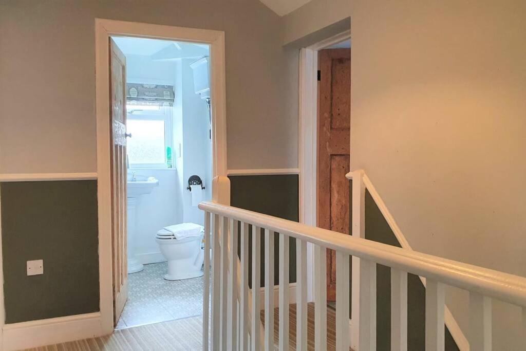 5 Bed, 2 Bath Home + Terrace, Garden & Parking Swindon Exteriér fotografie
