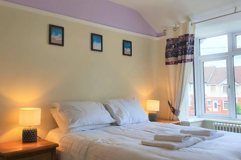 5 Bed, 2 Bath Home + Terrace, Garden & Parking Swindon Exteriér fotografie
