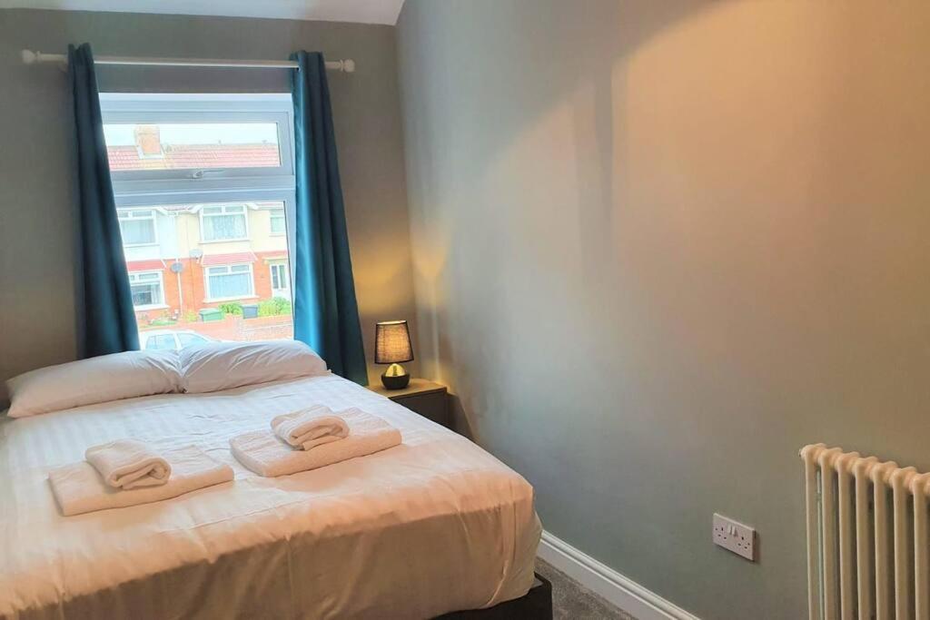 5 Bed, 2 Bath Home + Terrace, Garden & Parking Swindon Exteriér fotografie