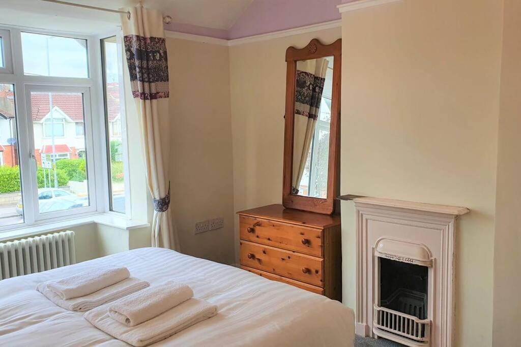 5 Bed, 2 Bath Home + Terrace, Garden & Parking Swindon Exteriér fotografie