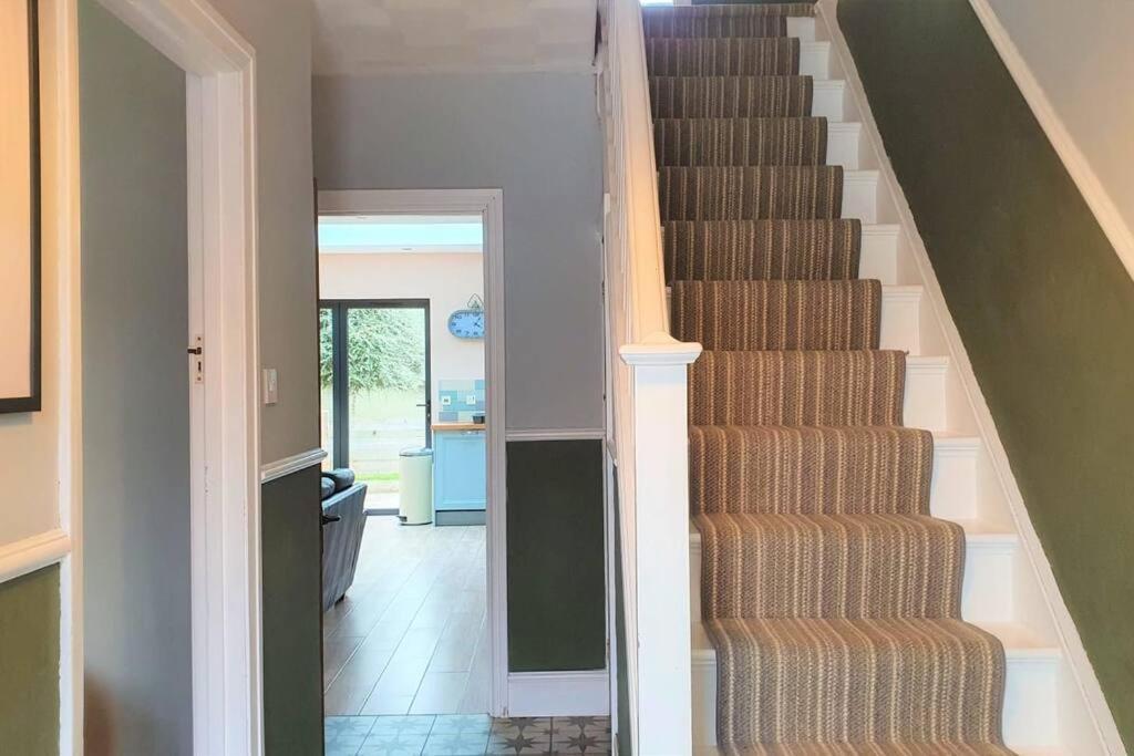 5 Bed, 2 Bath Home + Terrace, Garden & Parking Swindon Exteriér fotografie