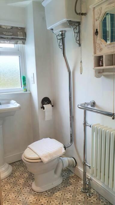 5 Bed, 2 Bath Home + Terrace, Garden & Parking Swindon Exteriér fotografie