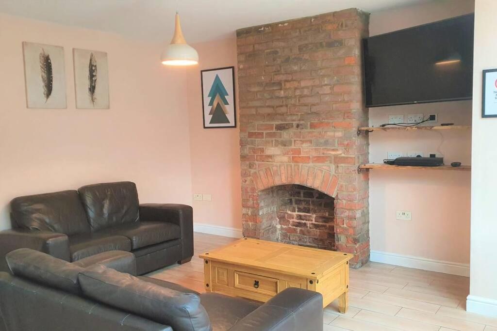5 Bed, 2 Bath Home + Terrace, Garden & Parking Swindon Exteriér fotografie